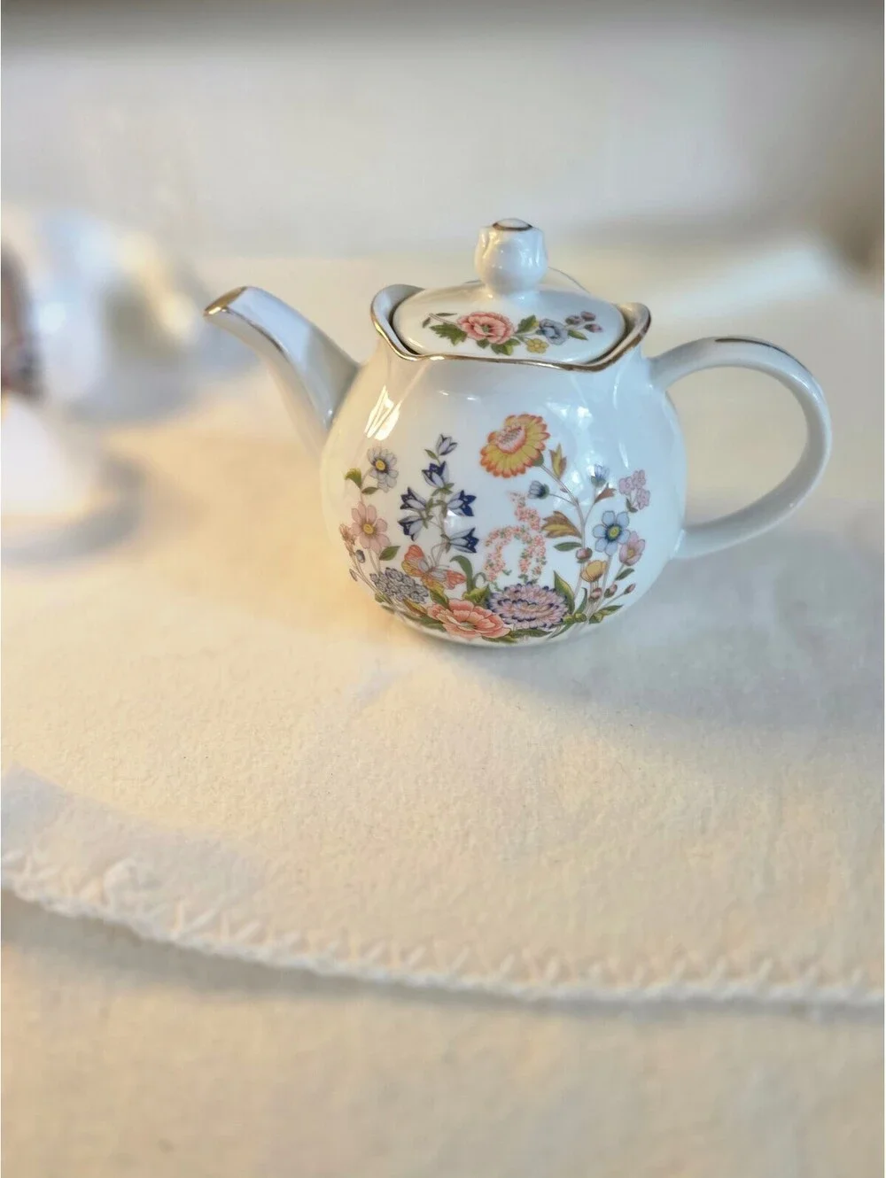 Vintage 1989 Robinson Design Group Floral Porcelain Teapot Japan Gold Trim